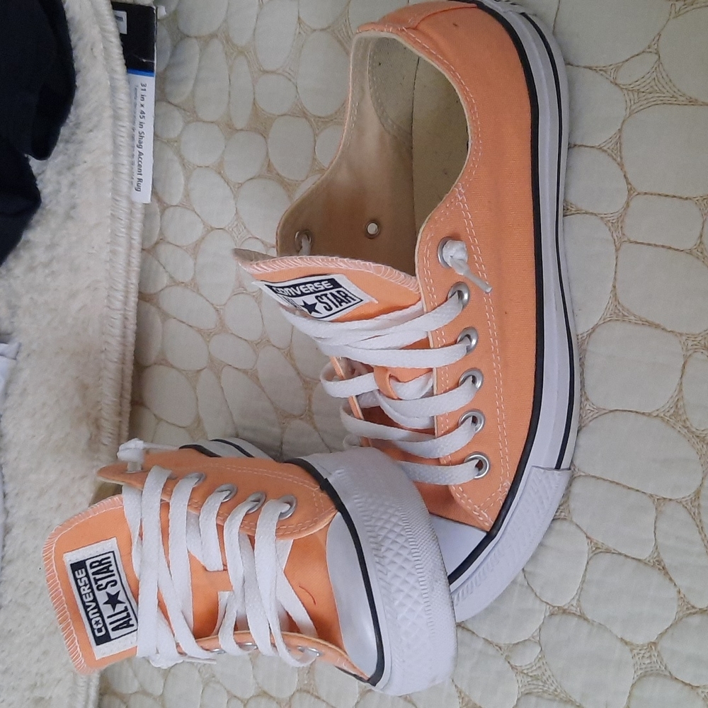 Salmon Size 7 women's converse